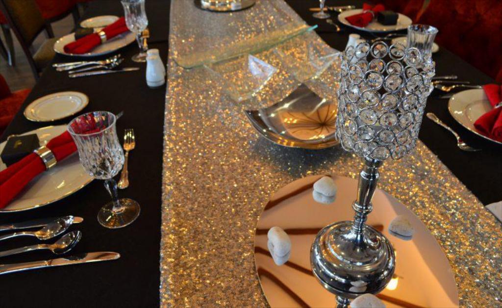 Tenera Hotel Bangi Kültér fotó A table runner