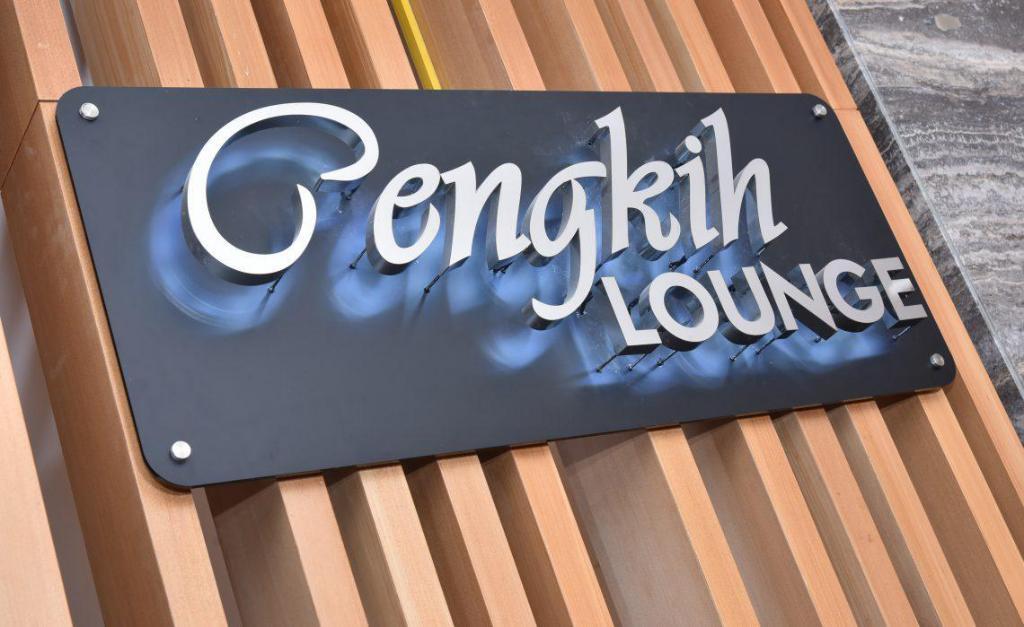 Tenera Hotel Bangi Kültér fotó Penguin Lounge