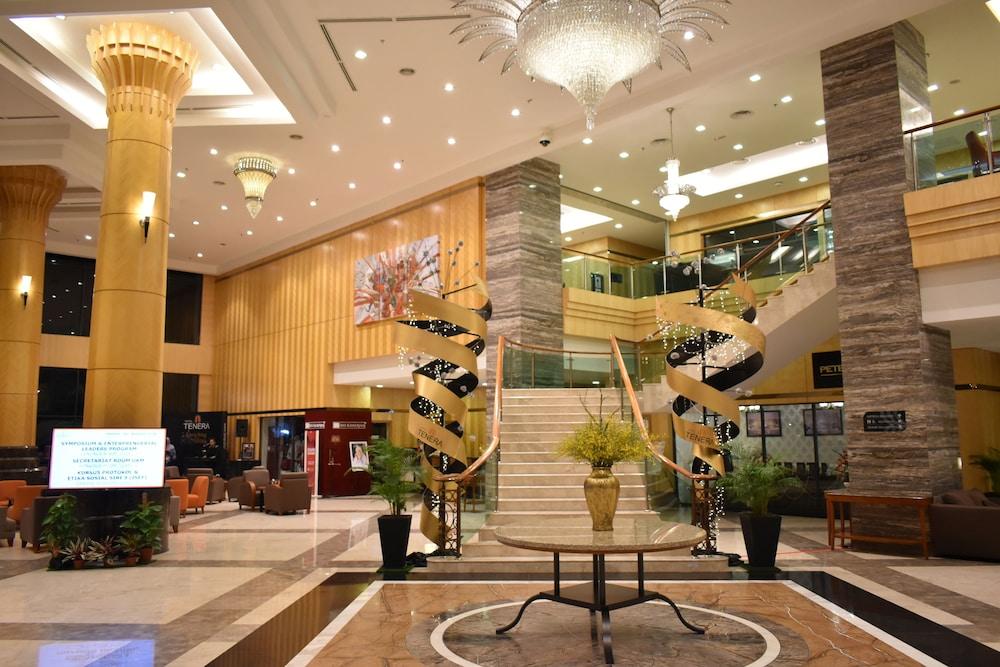 Tenera Hotel Bangi Kültér fotó Lobby