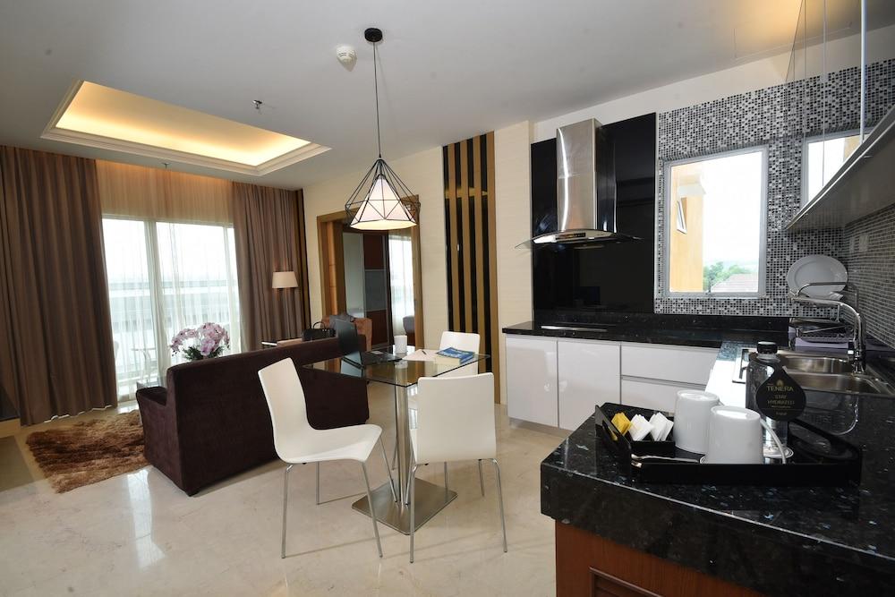 Tenera Hotel Bangi Kültér fotó A 3D rendering of a kitchen and dining room