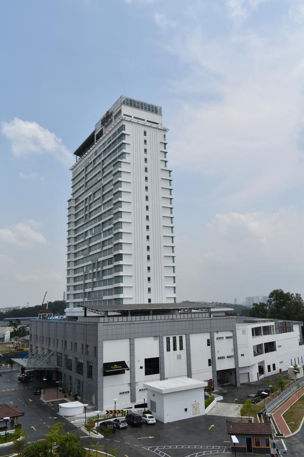Tenera Hotel Bangi Kültér fotó The 10-storey tower of the hospital