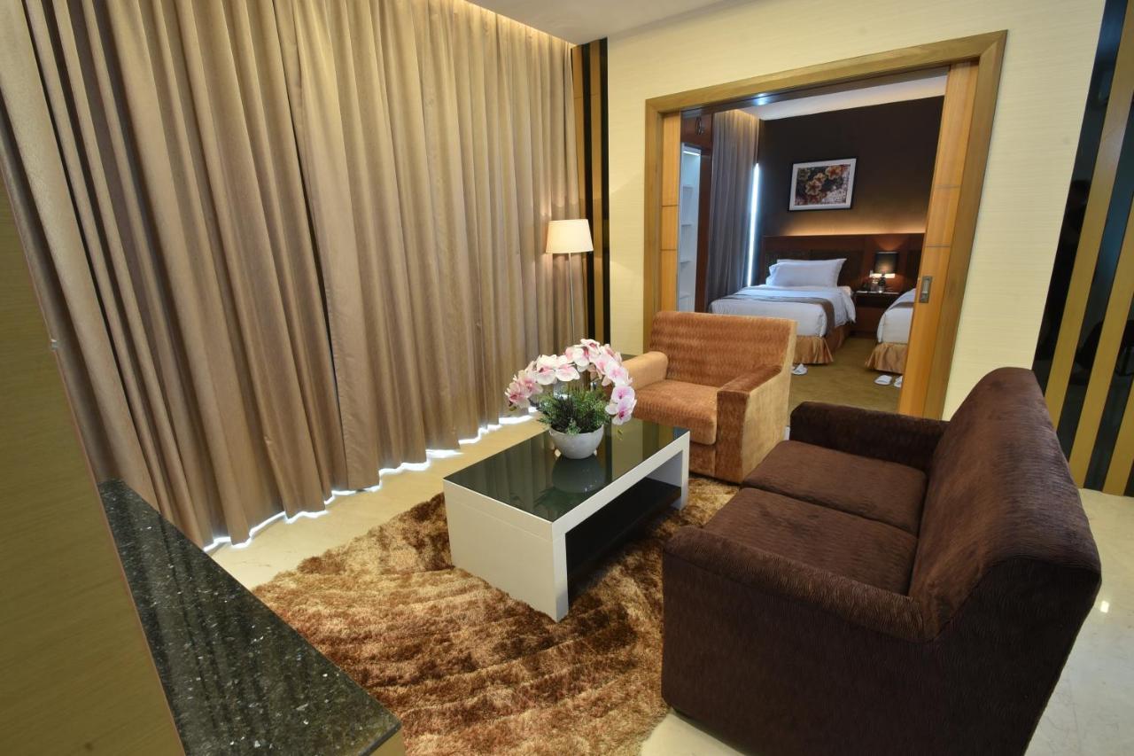 Tenera Hotel Bangi Kültér fotó Suite room