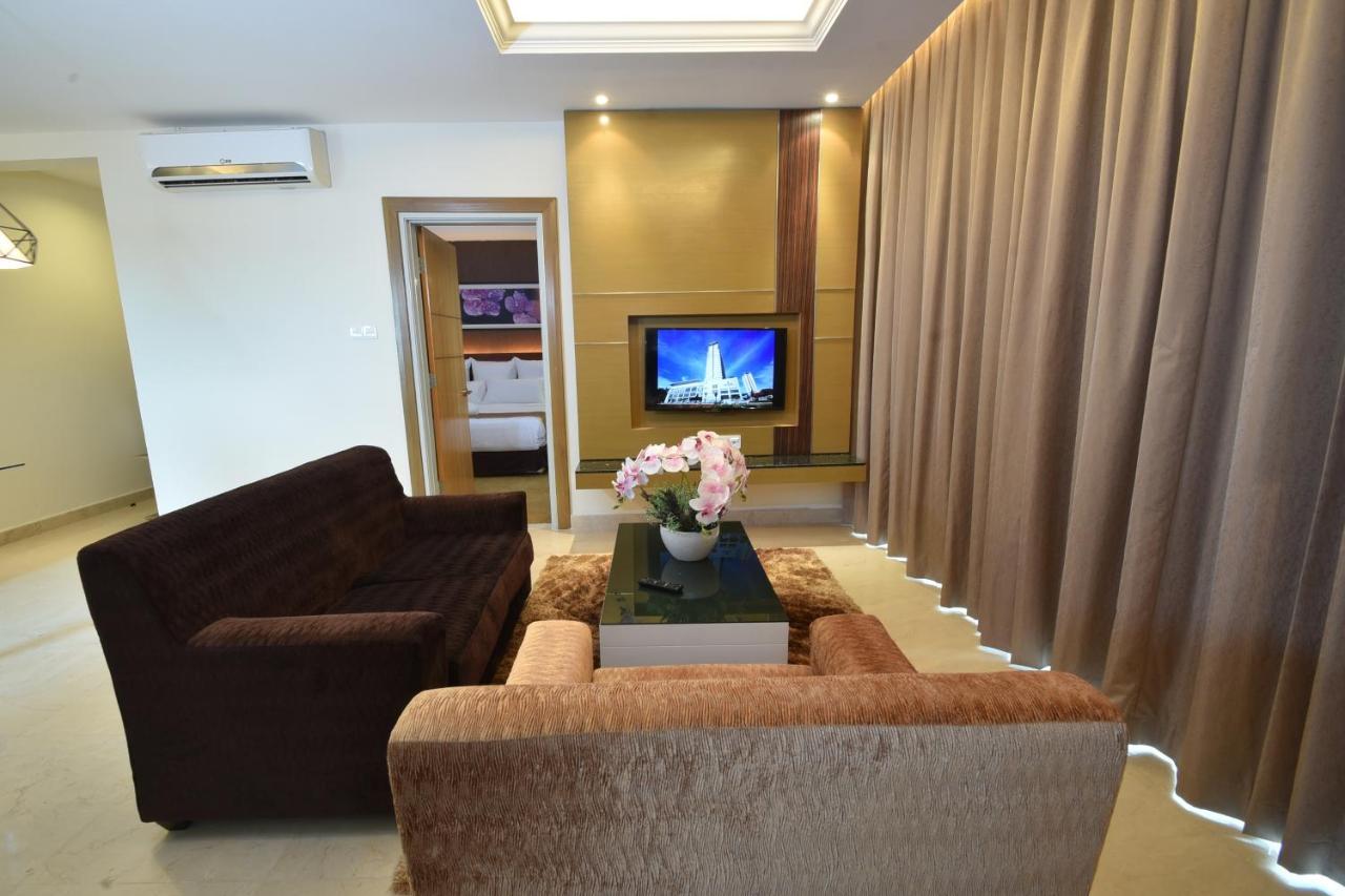 Tenera Hotel Bangi Kültér fotó Living room