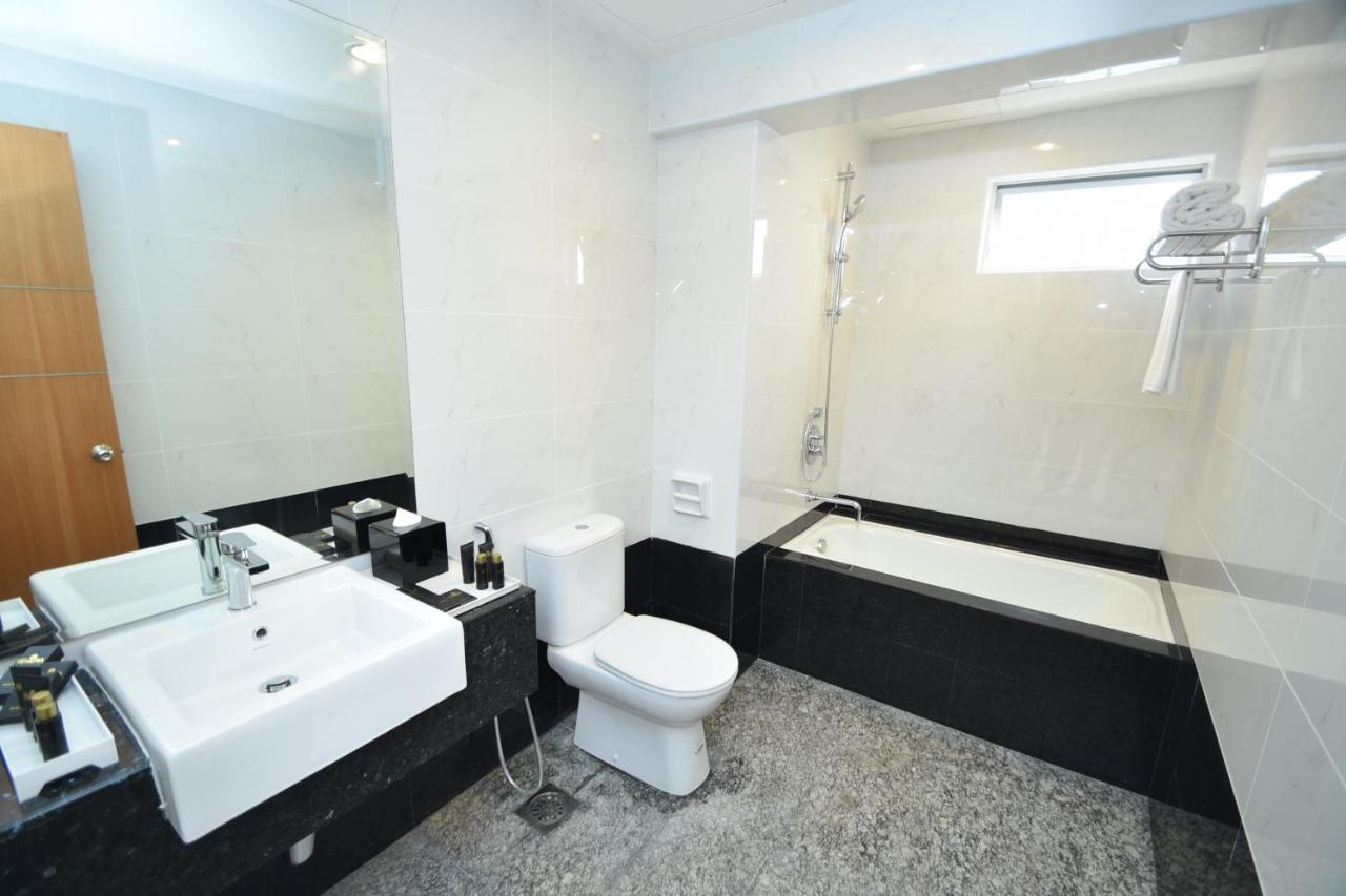 Tenera Hotel Bangi Kültér fotó A modern bathroom