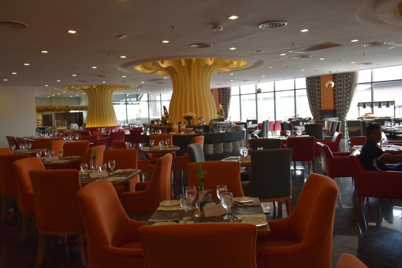 Tenera Hotel Bangi Kültér fotó The restaurant