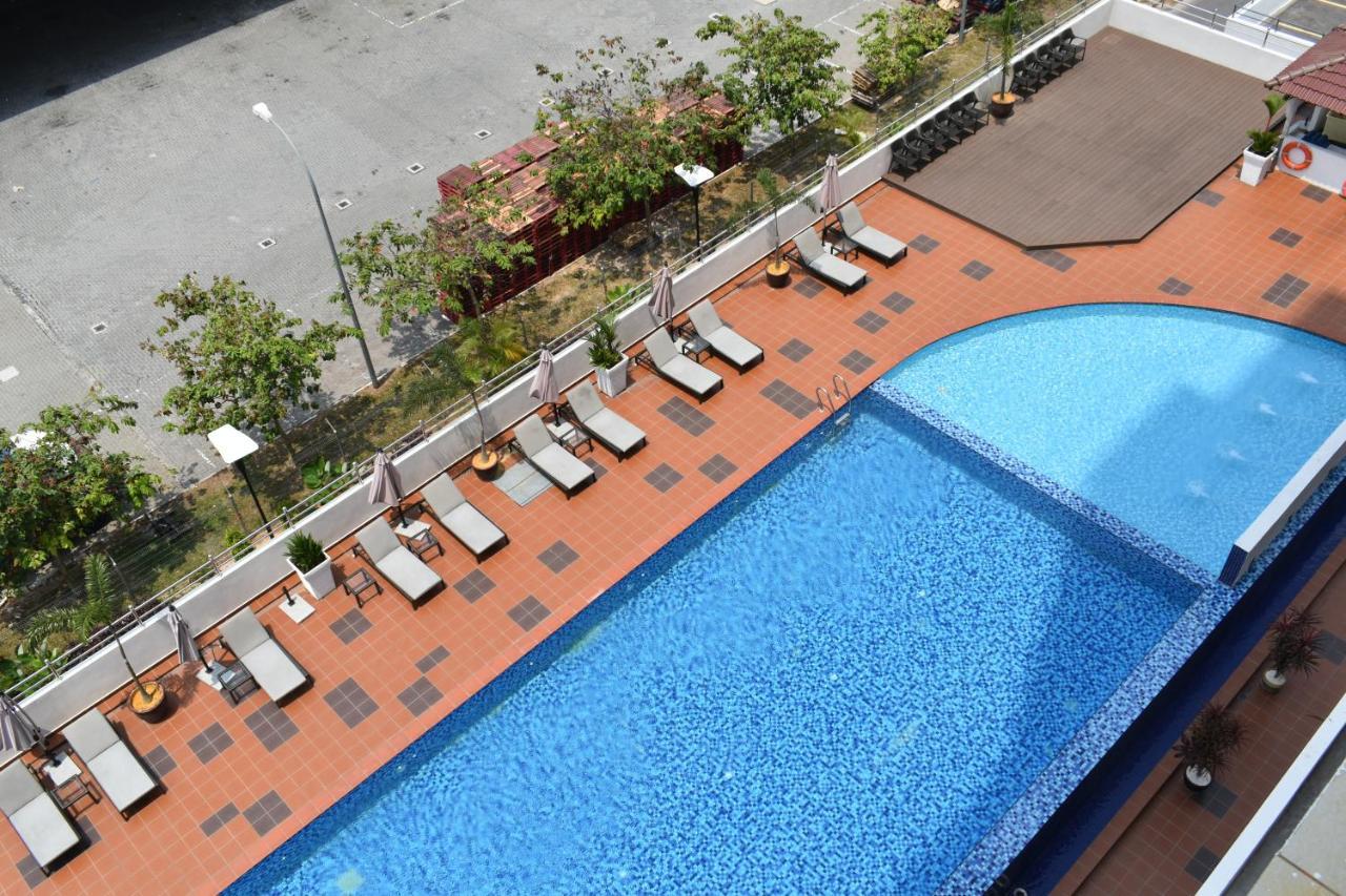 Tenera Hotel Bangi Kültér fotó The pool at the hotel